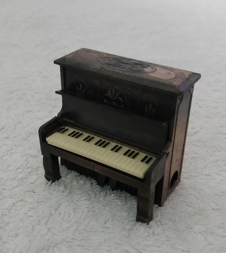 Sacapuntas Metálico Bronce Piano Antiguo Colección Playme