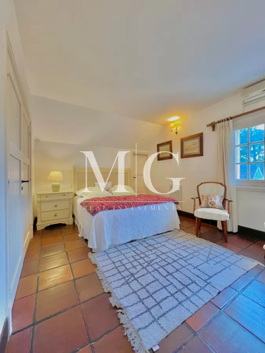Venta Casa Zona Golf 5 Dormitorios + Dep.servicio, Parrillero, Piscina