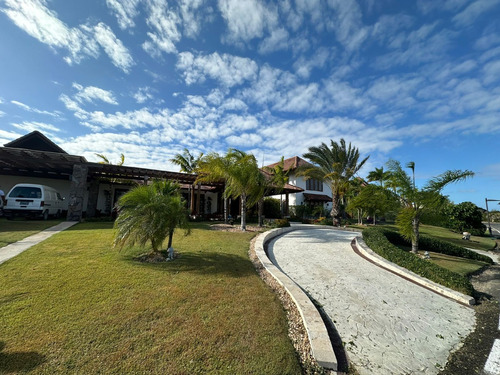 For Sale Villa En Cap Cana Las Lagunas 51 Con 4 Habitaciones Piscina, Bar, Patio 4 O Mas Parqueos 