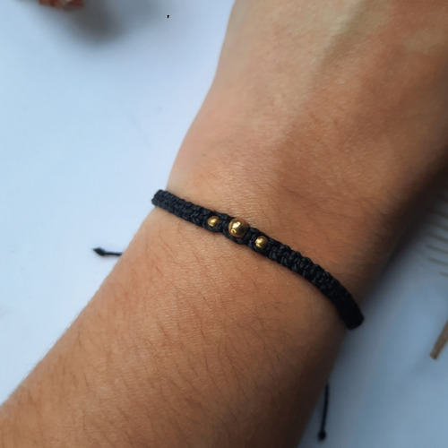 Negro. Pulsera Macramé Con Tres Cuentas De Bronce.