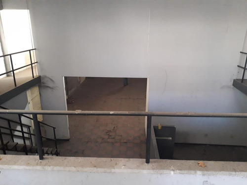 Galpon Con Oficina En Primer Piso Y Dos Baños