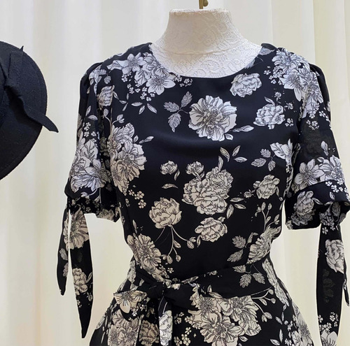 Imagem 4 de 9 de Vestido Midi Rodado Com Manga Preto Floral Branco