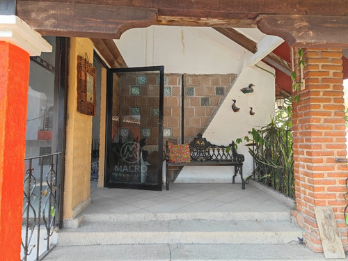 Casa En Venta En Col. Las Brisas, Temixco, Morelos Con Alberca Y Jardín.