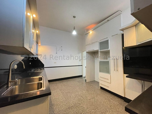 Casa Quinta En Venta Totalmente Remodelada En El Castaño Maracay Con Cocina Empotrada Seguridad Nela 25-1318