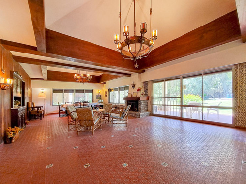 Casa En Venta · 7 Ambientes · 3600 M2 · Jardín · Quincho · Piscina