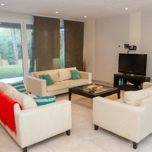 Moderna Casa En Venta En Selene Esq. Etoneo, Zona Norte- Pinamar. 4 Dormitorios- Gas Natural