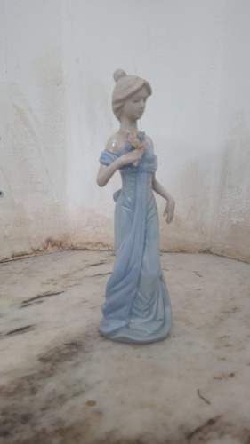 Figura Estilo Lladro Mujer Con Flores 20cm (cu16)