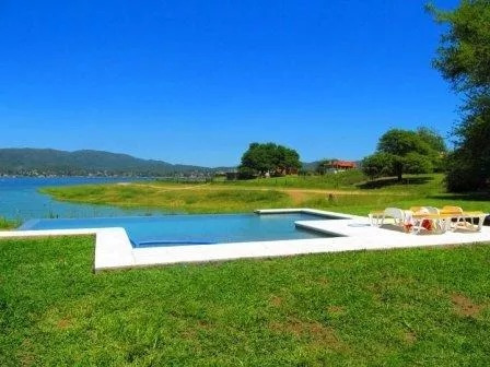 Casa En Alquiler Sobre La Costa Del Lago Con Piscina