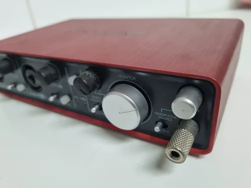 Interface De Áudio Focusrite Scarlett 2i4 1a Geração