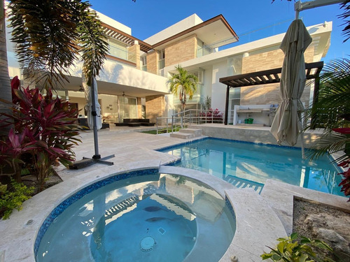 Imagen 3 de 30 de Casa En Venta En Mérida En Privada De Lujo Con 10 Recámaras