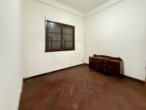 Venta - Departamento De 2 Dormitorios Con Patio. Centro, Rosario.