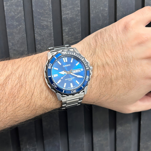 Reloj Casio Standard MTD-125D-2A1vdf para hombre, correa plateada, bisel azul, fondo azul