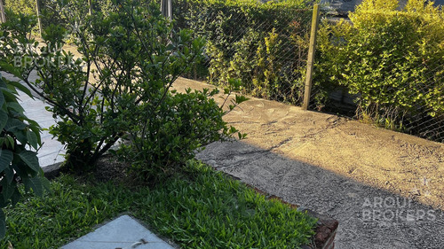 Casa De Tres Dormitorios En Venta En Piedras Blancas,2 Baños Con Cochera