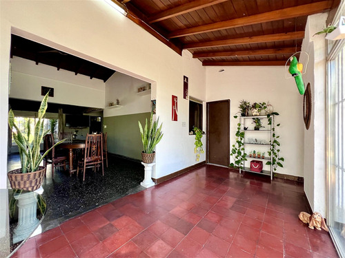 Casa En Venta De 1 Planta, Con Jardín, Quincho Y Garage - Barrio Santa Rita, Boulogne