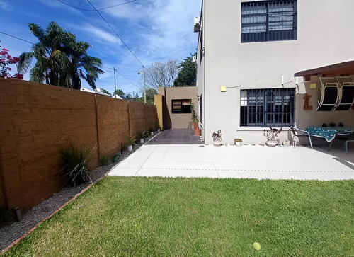 Venta Casa Con Piscina En Maquinista Savio Escobar
