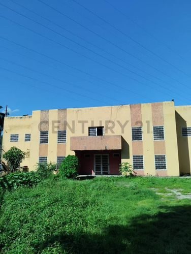 En Alquiler Terreno Con Edificio Comercial