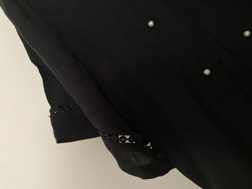 Blusa Negra Intervenida Con Perlas Escote De Encaje Lanfang