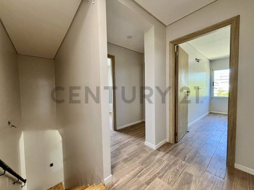 Venta | Casa 2 Dormitorios + Comodin. Fisherton, Rosario.