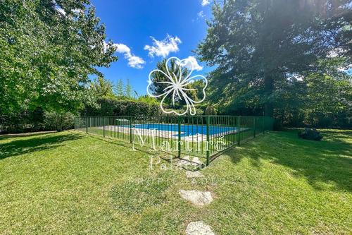 Casa En Venta. Barrio Los Tilos. Jardin Y Pileta