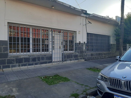 Amplio Local En Esquina.