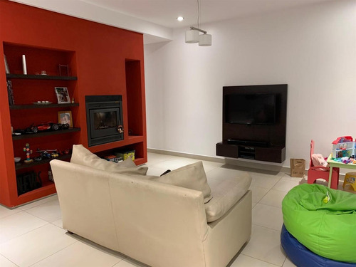 Casa En Venta, 4 Habitaciones. Haras Santa Maria