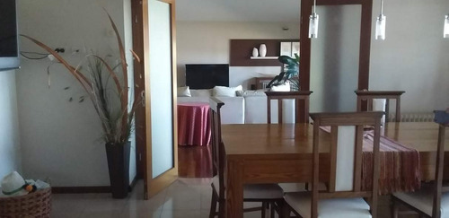 Casa De Categoría En Venta De 3 Dorm. En Villa Cabrera, A Metros Del Shopping.