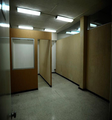 Oficinas En Renta En La Avenida Independencia, Cuenta Con Recepción, Privados Y Baños