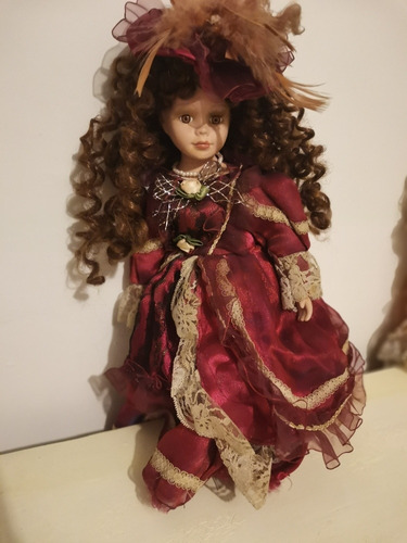 Muñeca De Porcelana Antigua Con Vestido Bordo