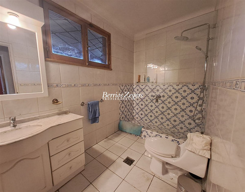 Casa En Venta De 5 Dorm. En Ñuñoa