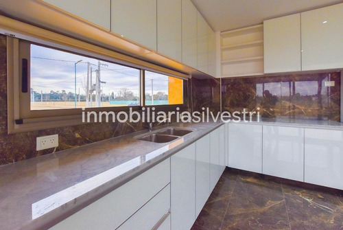 Imagen 10 de 24 de 467 E/ 138 Y 141, City Bell, Barrio Privado ''las Carolinas'' - Casa A Estrenar En Venta