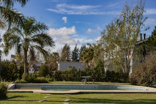 Casa 5 Ambientes Permuta Pileta Quincho Parrilla