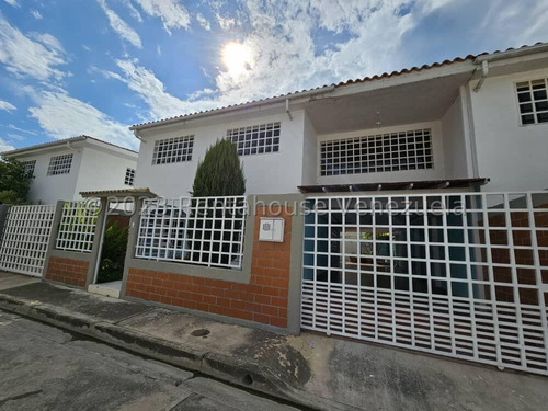 Townhouse En Venta Amplio Cómodo Seguro Nela 23-27280