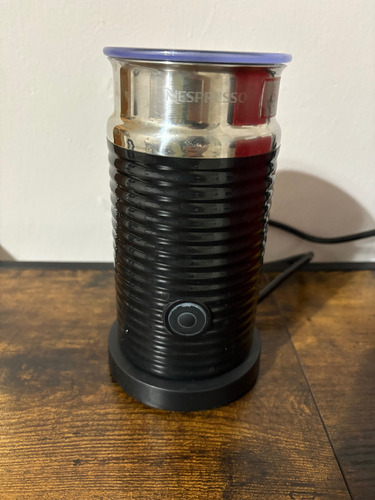 Minicafetera Nespresso Essenza Roja + Aeroccino 3 110 V Rojo