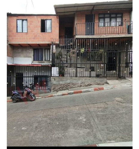 Se Vende Casa De 2 Pisos En El Barrio Melendez