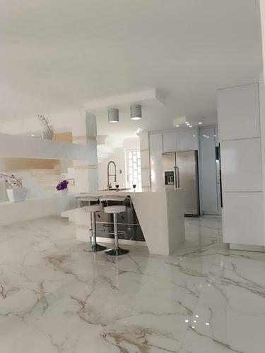 Casa En La Urb.el Trigal Norte, Ubicada En Calle Cerrada, Con Seguridad Garantizada. Zc.o
