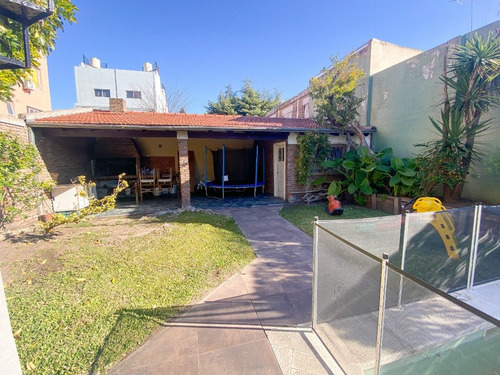 Venta Casa En Lote Propio Con Parque Y Piscina Villa Luzuriaga - Acepta Permuta!