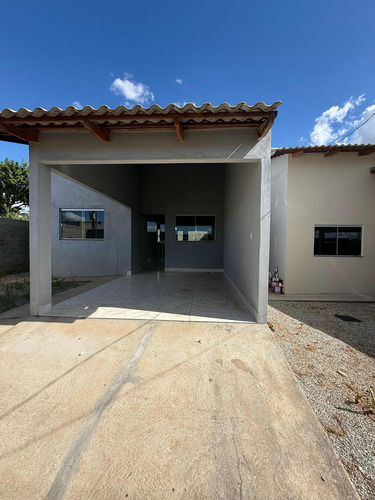 2 Quartos, 1 Sala, 1 Garagem, 1 Cozinha, 1 Sala E 1 Área