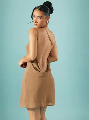 Vestido Curto Recorte Ombro Só Costas Abertas Assimétrico Marrom Liso Gg