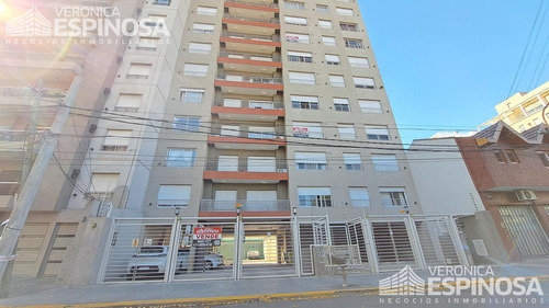 Departamento De Dos Ambientes En Venta, Morón. Ubicado En Pleno Centro Comercial.