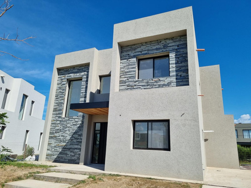 Venta De Casa A Estrenar En Barrio Acacias, Puertos Del Lago Gba Norte