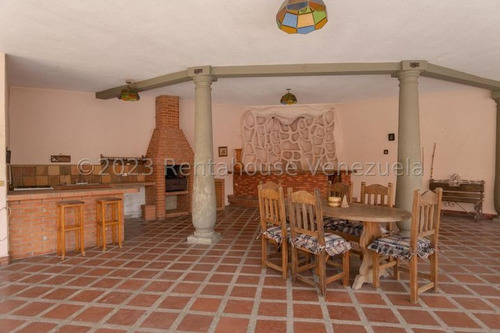 Casa En Venta Con Amplias Áreas Verdes Con Piscina Colinas De Carrizal, Carrizal Altos Mirandinos