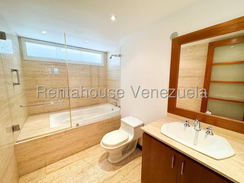 Casa En Venta En Alto Hatillo Con Imponente Vista Panorámica Al Ávila