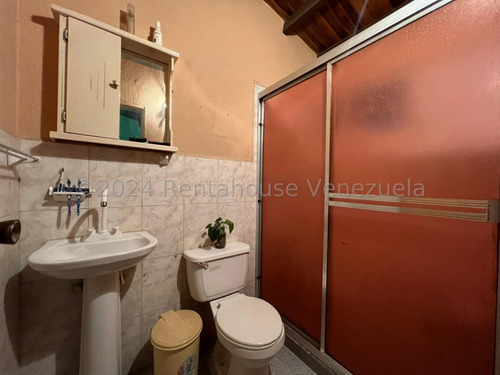 Raiza Suárez Vende Hermosa Casa Ubicada En La Parroquia El Cuji 2 4 1 9 8 7 5 Posee 4 Haitaciones, 2 Baños, 2 Puestos De Estacionamiento, Tanque Subterráneo De 2 Mil Litros, Seguridad Las 24 Hor