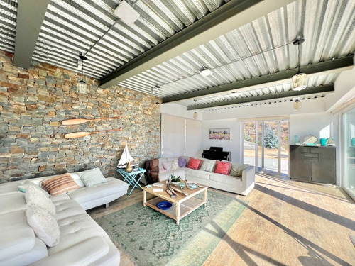 Sólida Casa En Venta Con Preciosas Vistas Al Mar, Zapallar