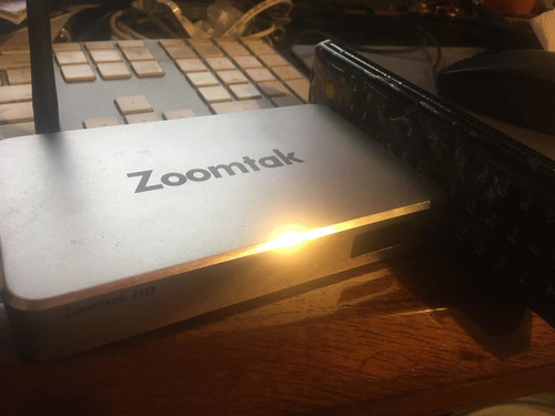 Zoomtak H8, Android V7.1.2 Nougat, 64 Bit Quad Core 4k Smart (Usado)