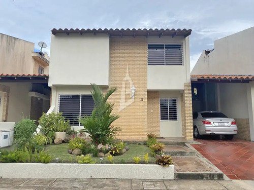 Townhouse En Alquiler En El C.r. Doña Lamia I, Sector Los Mangos