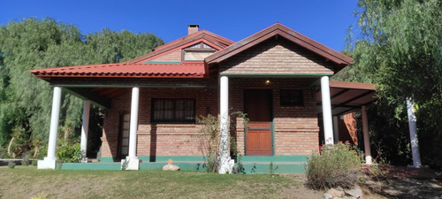 Espléndido Chalet Con Local Comercial E Imponente Vista Al Cerro Uritorco, Capilla Del Monte.