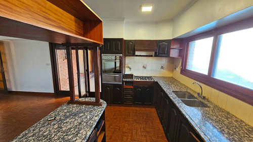 En Venta Chalet De 4 Ambientes Con Dependencia . Barrio San Carlos.