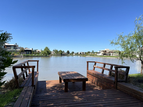 Casa En Venta Con Fondo A La Laguna Lagos De San Eliseo