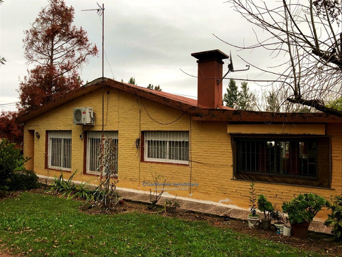 Venta De Granja En Melilla Con Cuatro Casas.